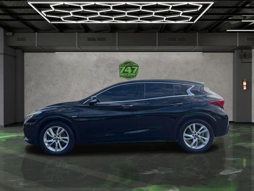 2017 INFINITI QX30 Luxury