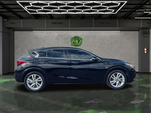 2017 INFINITI QX30 Luxury