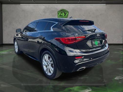 2017 INFINITI QX30 Luxury