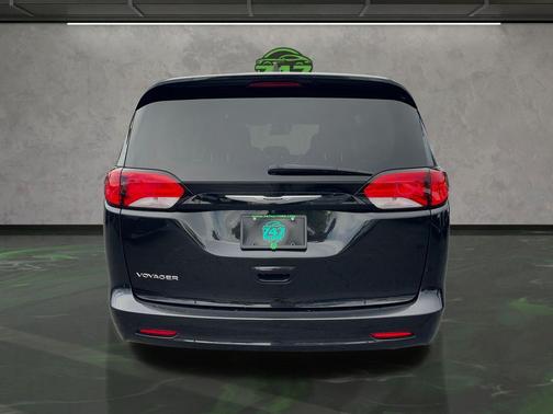 2022 Chrysler Voyager LX