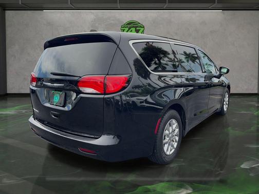 2022 Chrysler Voyager LX