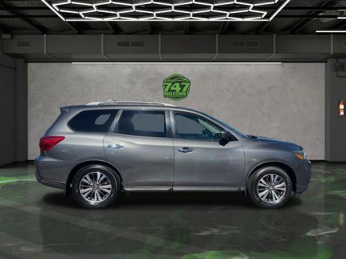 2017 Nissan Pathfinder SL