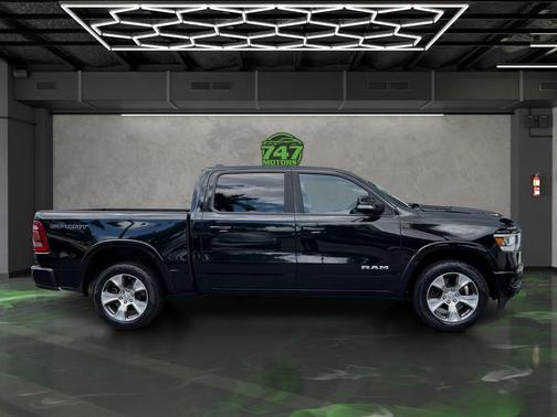 Diamond Black Crystal Pearlcoat 2021 RAM 1500 Laramie