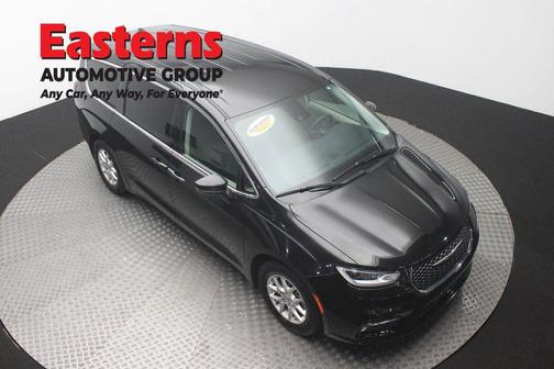 Brilliant Black Crystal Pearlcoat 2023 Chrysler Pacifica Touring L
