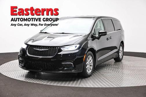 Brilliant Black Crystal Pearlcoat 2023 Chrysler Pacifica Touring L