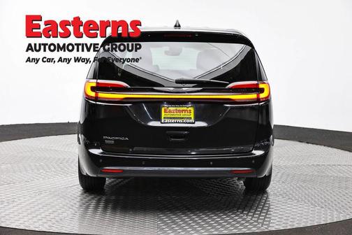 Brilliant Black Crystal Pearlcoat 2023 Chrysler Pacifica Touring L