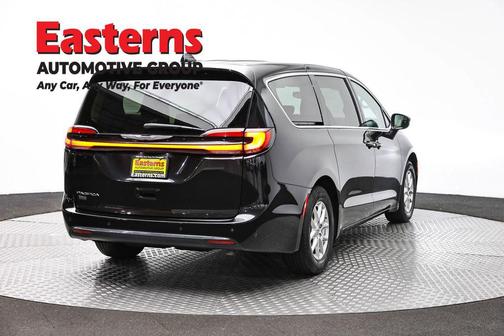 Brilliant Black Crystal Pearlcoat 2023 Chrysler Pacifica Touring L