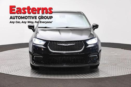 Brilliant Black Crystal Pearlcoat 2023 Chrysler Pacifica Touring L