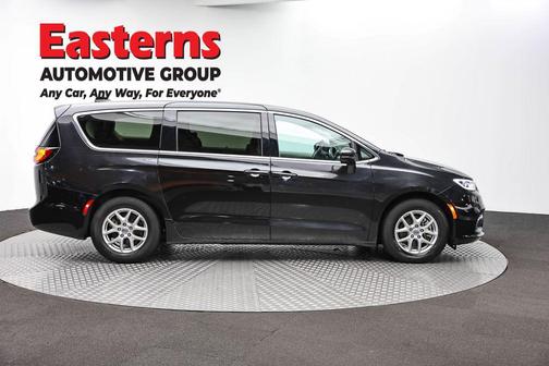 Brilliant Black Crystal Pearlcoat 2023 Chrysler Pacifica Touring L