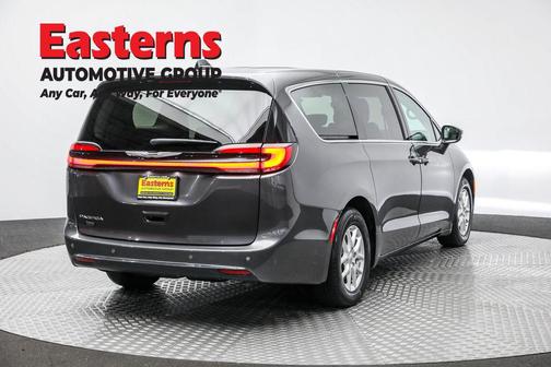 Granite Crystal Metallic Clearcoat 2023 Chrysler Pacifica Touring L