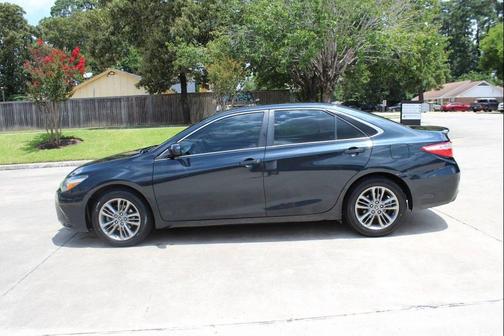 Midnight Black Metallic 2017 Toyota Camry SE