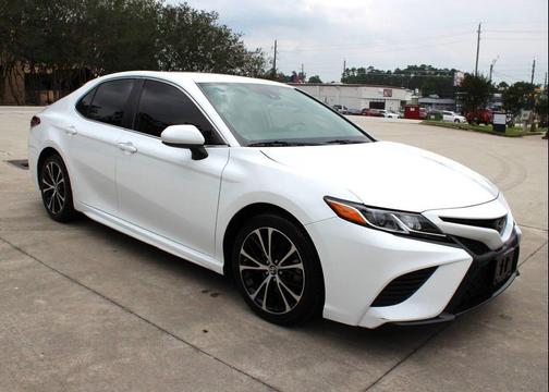 Super White 2019 Toyota Camry SE