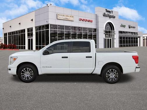2022 Nissan Titan SV