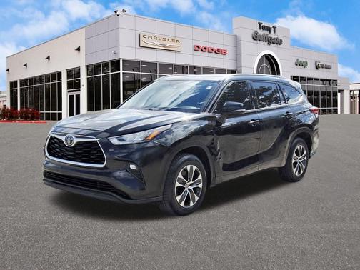 Midnight Black Metallic 2020 Toyota Highlander XLE