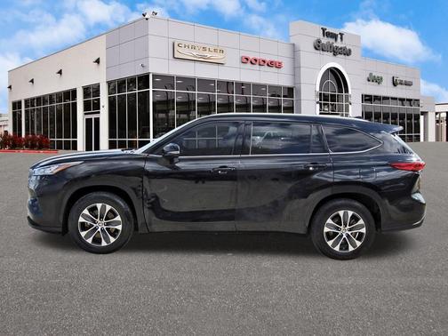 Midnight Black Metallic 2020 Toyota Highlander XLE