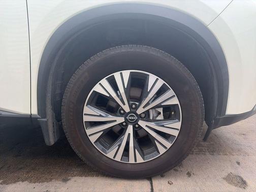 Pearl White Tricoat 2022 Nissan Rogue SV