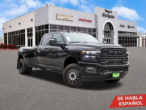 Diamond Black Crystal Pearlcoat 2026 RAM 3500 Laramie Crew Cab 4x4 8' Box