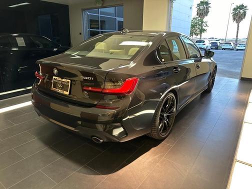 Photo 4 of 29 of 2021 BMW 330 i