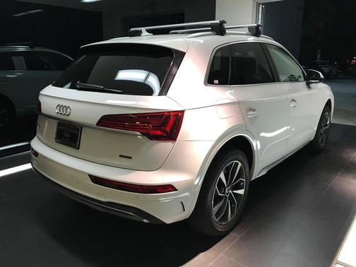 Photo 4 of 30 of 2021 Audi Q5 40 Premium Plus