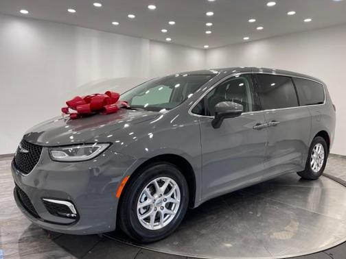 2023 Chrysler Pacifica Touring-L