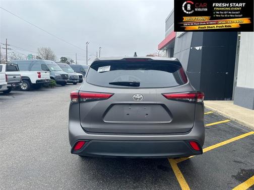Gray 2023 Toyota Highlander LE