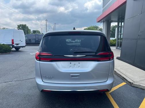 2023 Chrysler Pacifica Touring-L