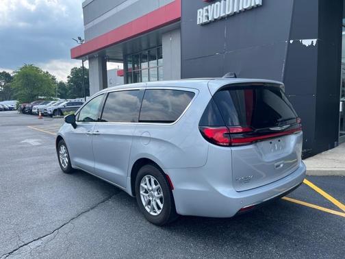 2023 Chrysler Pacifica Touring-L