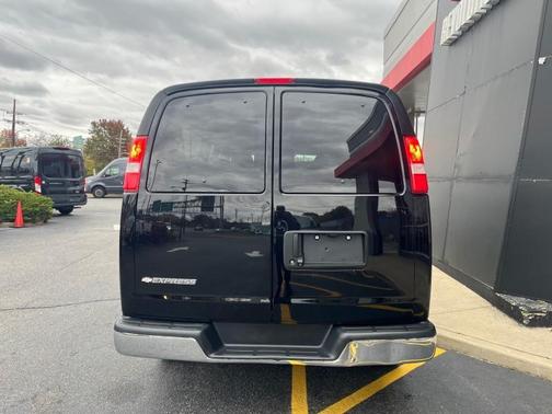 2017 Chevrolet Express 3500 LT