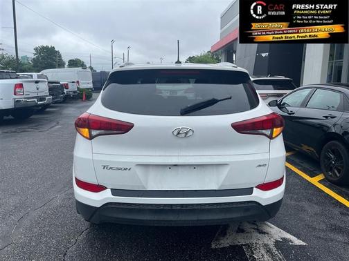 Winter White 2017 Hyundai TUCSON SE