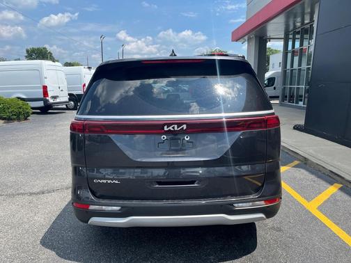 2023 Kia Carnival LX