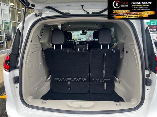 White 2024 Chrysler Pacifica Hybrid Select