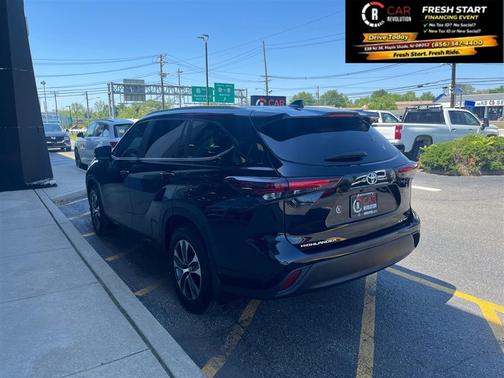 Black 2024 Toyota Highlander XLE