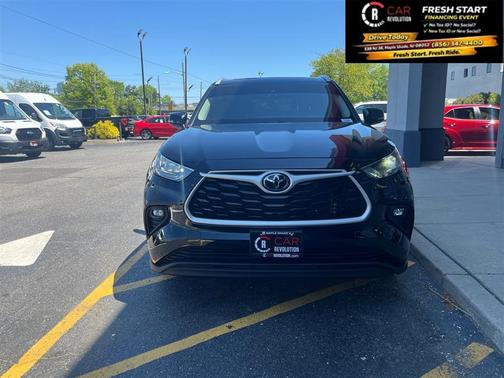 Black 2024 Toyota Highlander XLE