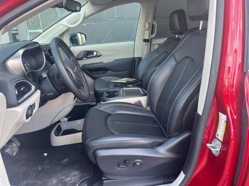 2024 Chrysler Pacifica Touring-L