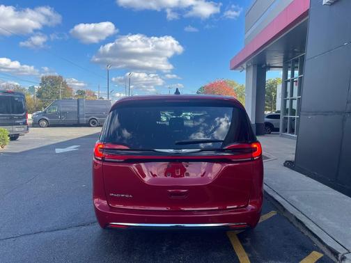 2024 Chrysler Pacifica Touring-L
