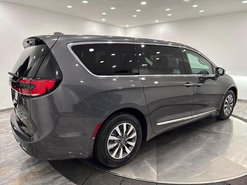 2022 Chrysler Pacifica Hybrid Limited