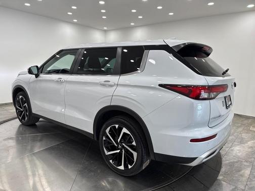 2023 Mitsubishi Outlander SE