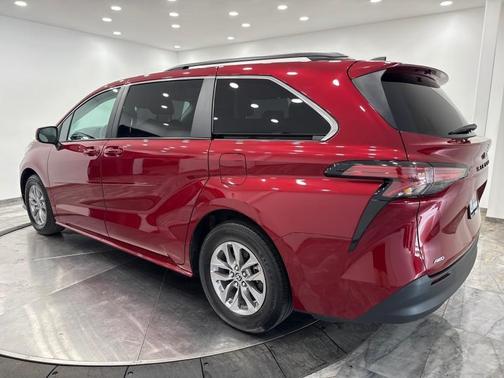 2022 Toyota Sienna LE