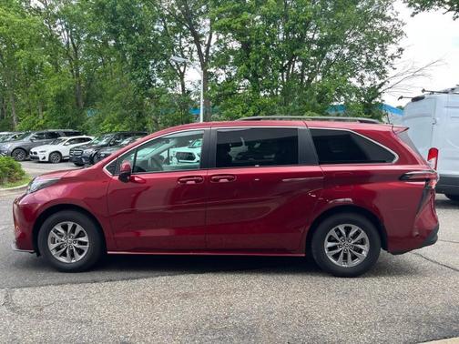 2022 Toyota Sienna LE