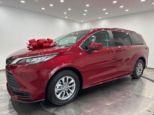 2022 Toyota Sienna LE