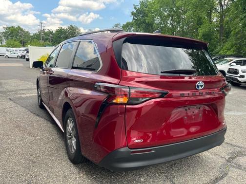 2022 Toyota Sienna LE