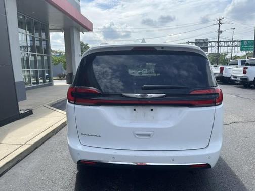 2022 Chrysler Pacifica Touring-L