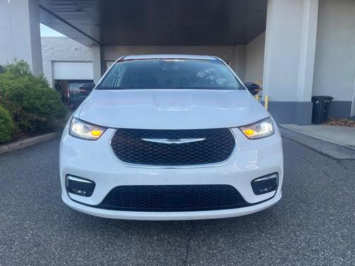 2024 Chrysler Pacifica Touring-L