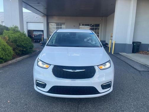 2024 Chrysler Pacifica Touring-L