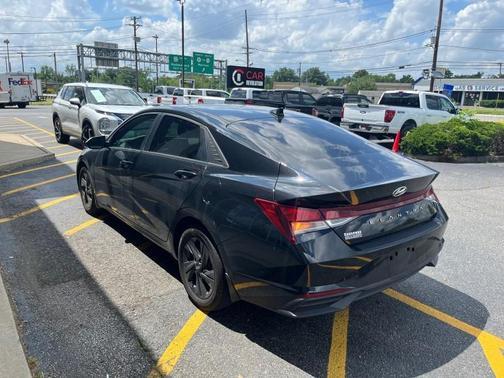 2022 Hyundai ELANTRA SEL