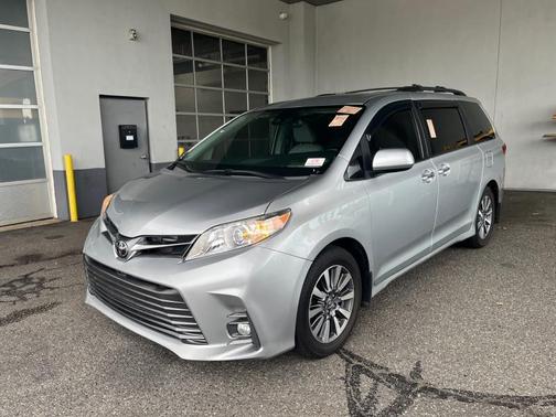 2020 Toyota Sienna XLE