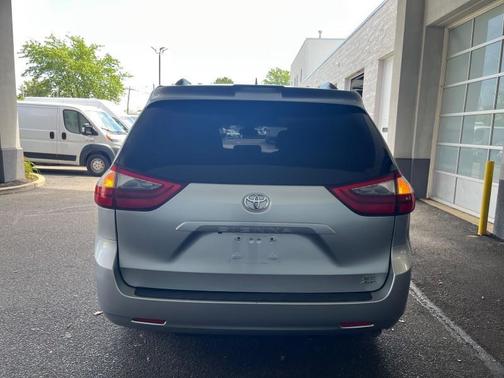2020 Toyota Sienna XLE