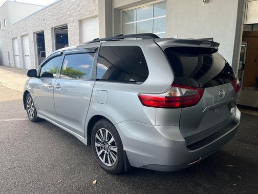 2020 Toyota Sienna XLE