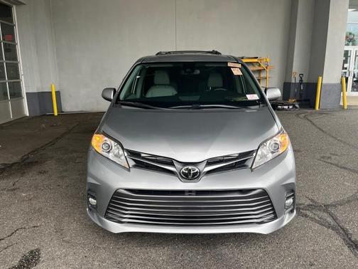 2020 Toyota Sienna XLE