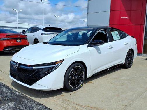 Aspen White Tricoat/Super Black 2026 Nissan Sentra SR